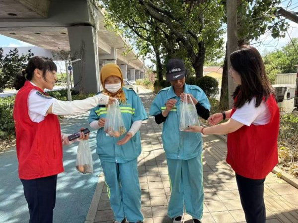 宝牛配 诚载美好·萤火之光”在行动 城阳巴士为环卫工人送节日温暖