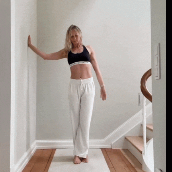 云操盘 10个简单的动作在家 “靠墙” 练，疏通全身经络，瘦全身！